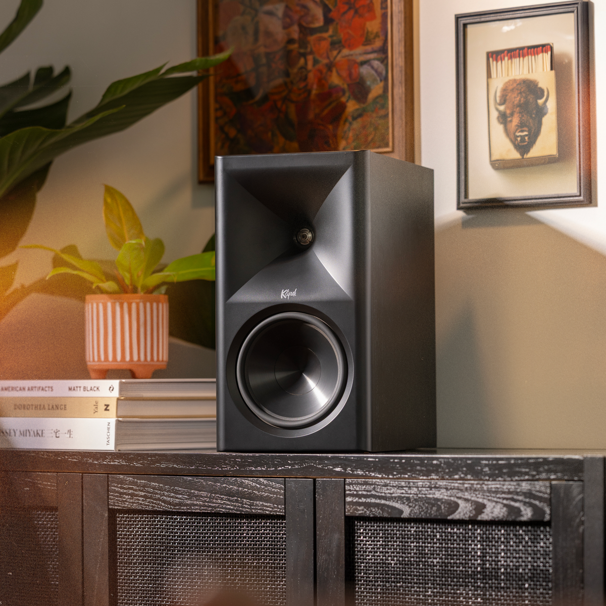 Klipsch The Sevens II Ebony Klipsch The Sevens BK on modern media console beside plant and Americana art with warm lighting2 2000x2000